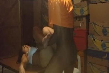 打工黑人小伙庫房大戰巨乳肥臀印度少婦老闆娘太生猛了桌子差點操塌了這大屁股看著就爽