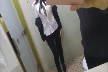 銀行上班的性感美女白領剛下班就到酒店和情人私會,幹的正激烈突然接到領導電話讓匯報工作,邊操邊說太刺激了