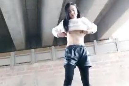 騷氣少婦駕車戶外橋下自慰勾引環衛大爺摸屁股再回車上後座跳蛋震動逼逼