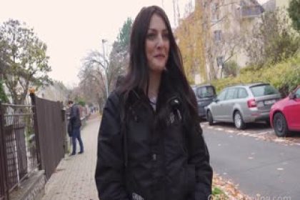 漂亮女孩為通過考試讓老頭操一次