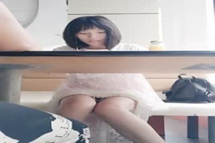 猥瑣男和身材不錯的白虎女主播在景區直播玩漏出