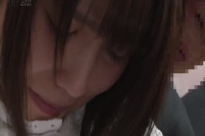 色狼在公交車上猥瑣美女在家吧美女的衣服剪開玩