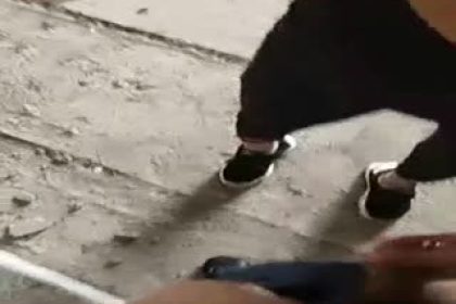 非常屌的90後白虎村姑和鮮肉級男主播戶外野戰太多蚊子了只好去人家的毛坯房裡脫光了繼續幹