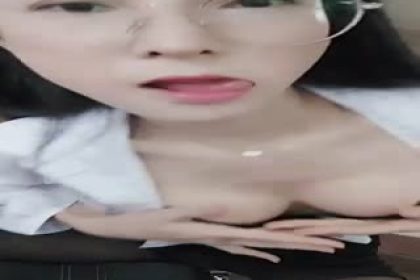 苗條長髮美女主播護士制服脫光光床上全裸自摸秀(2)