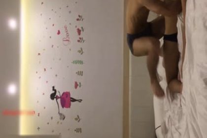 真實自拍17私藏作品-杭州白嫩性感漂亮美女和閨蜜男友酒店見面時不小心中招被各種蹂躪虐玩後啪啪！