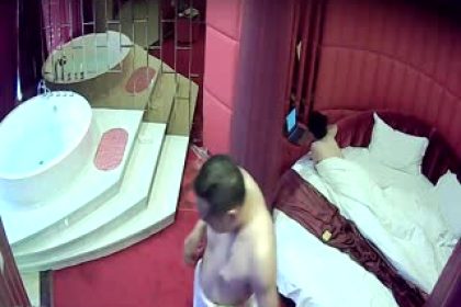 主題賓館猥瑣大叔約啪小情人壹起鴛鴦浴體驗超大浴缸的快感 表情銷魂 720P高清