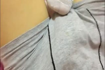 性感漂亮的大學美女假期兼職援交時碰到了一個絲襪控猛男,把美女的內褲都玩濕了,撕破絲襪幹的呻吟大叫.國語!