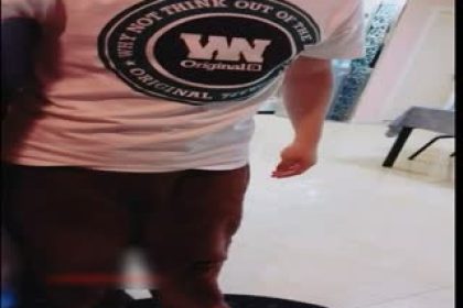 性感網紅萌妍妍劇情演繹下班忘帶鑰匙在對面鄰居家勾引鄰居沙發上啪啪!