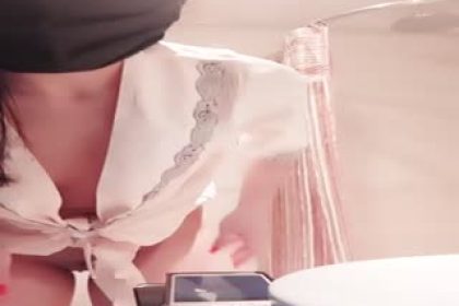 長髮嫩妹主播穿上絲襪啤酒瓶插穴自慰大秀
