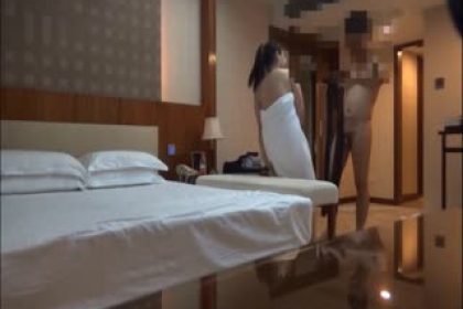 「多少人愜記我這身體」對白精彩康大神酒店約啪學院在讀馬尾辮大波肥臀學生妹穿上黑絲各種體位爆插操的叫老公好爽