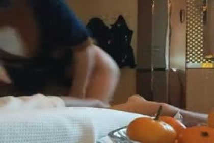 專幹足浴洗腳妹子技師小妹制服誘惑摸摸搞搞拔下裙子扣穴到衛生間吹一下扶著牆後入猛操屁股