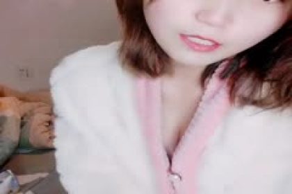 長相清純的瘦小的妹子，剃了白虎，掰穴自慰，再和紋身男友啪啪做愛，傳教士，女上位操的心花怒放