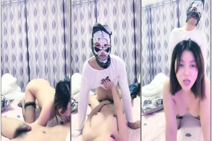 甜美新人大奶妹性感吊帶裙撥開內褲掰穴啪啪，翹起屁股口交面具男插入騎乘，第一視角站立後入猛操肥逼