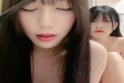 清純美少女！新人姐妹花剛下海！文靜乖巧，收費房脫光光，粉嫩小穴互摸，大姨媽還沒走完