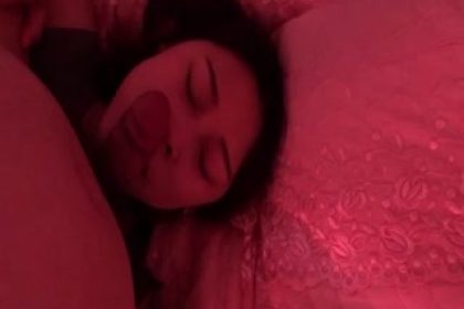 湖南某校性感漂亮的美女大學生和男友激情啪啪私拍分手後流出,外表清純床上那麼淫騷,操的呻吟浪叫