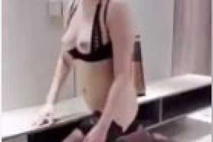 白皙騷淫娃先來個一字馬暖身隨后被男友口爆顏射.