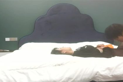 大奶肥臀外圍美御姐一進來就推到調情.