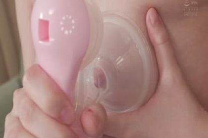 在家生孩子的姐姐毫無防備，一邊哺乳一邊露出乳房誘惑我！我被乳交和瘋狂的雞巴亂倫中出淹 雪代美鳳 OFES-022