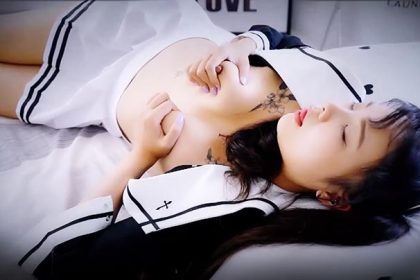 JVID精品看似清純學生妹Bunny來家里念書竟然揉奶自慰了起來_最新流出