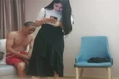 利哥探花高端外圍女女的穿著很養眼耐看酒店啪啪